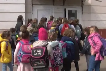 Школьники могут остаться без весеннего отдыха: одни будут гулять всю неделю, другим каникулы отменят