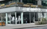 У Франції облили фарбою штаб-квартиру Tesla