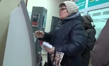 Технічні збої в Ощадбанку: цілі сім'ї залишаються без грошей