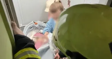 На Прикарпатье из лифта многоэтажки вызволили женщину с двумя маленькими детьми