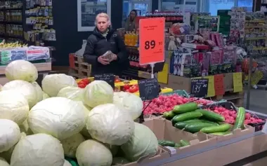 За кіло "здирають" 270 грн: супермаркети різко змінили ціни на огірки, помідори та перець