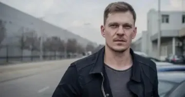 Російський дрон влучив у будинок відомого українського актора