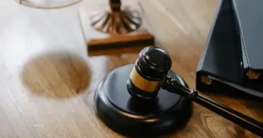 Суд стягнув з РФ компенсацію українському військовому, який втратив руку на війні