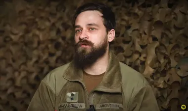 "Ти – військовий, і від тебе пахне кавою з круасаном". Інтерв'ю з актором Даніілом Мірешкіним, командиром піхотного взводу "Азова"