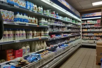 За пачку вершкового беруть 120 грн: у супермаркетах різко дорожчають молоко, олія та твердий сир