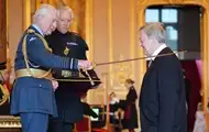 Король Чарльз III посвятил Стивена Фрая в рыцари