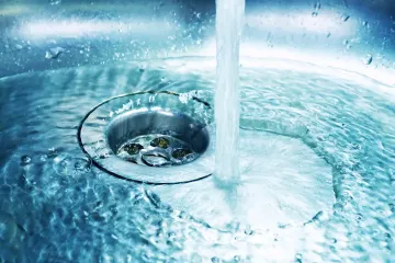 Женщина в течение 5 лет пила "грязную" воду из-под крана: как это повлияло на ее организм