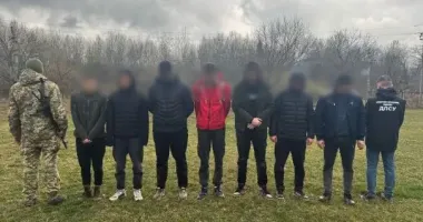 На Буковине задержали шестеро мужчин, заплатив от 7 до 10 тысяч евро, пытались бежать в Румынию.