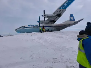 Шасси не выдержало: в РФ самолет Ан-12 жестко приземлился в сугроб (видео)