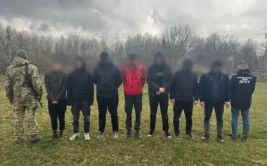 They attempted to cross border with Romania: six violators, led by underage guide, were detained in Bukovyna – SBGS. VIDEO