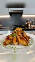 Пряные и немного острые: рецепт куриных крылышек и вкусного соуса
