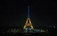 Ейфелеву башню подсветили цветами флага Украины