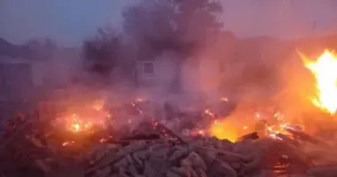 РФ вдарила з авіації по Сумщині: з-під завалів будинку дістали чоловіка