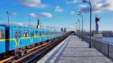 Рух поїздів між станціями "Лісова" та "Дніпро" в Києві відновлять достроково