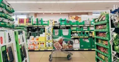 Курила и пила: бабушку закрыли в супермаркете на ночь, но она не растерялась