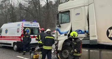 В Киеве столкнулись два грузовика: спасатели освобождали одного из водителей