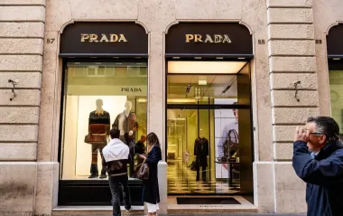 Історична угода: Prada купує Versace за майже 1,4 мільярда доларів