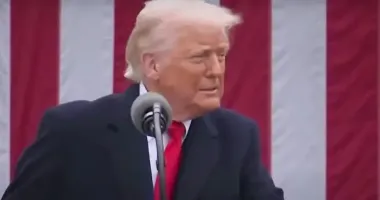 Помилився номером: Трамп по телефону насварив свого колишнього радника замість губернатора