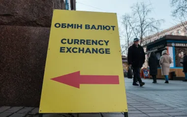 Долар подешевшав, євро подорожчав на гривню і оновив історичний максимум