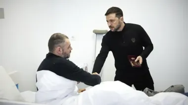 Zelenskyy visits wounded soldiers in Dnipropetrovsk region, presents them with state awards
