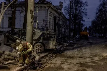 Trump defends Russia after missile attack kills 34