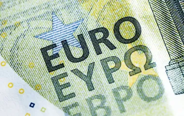 Курс євро б’є рекорди: що буде з доларом і як не втратити заощадження