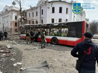 Воспользовался хаосом и беспомощностью: мужчина обокрал раненого в Сумах после удара (видео)