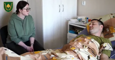 Оказались в эпицентре удара: в ВСУ рассказали о бойцах, спасших женщину в Сумах (видео)