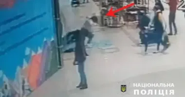 У київському ТЦ на 12-річну дитину впало скло