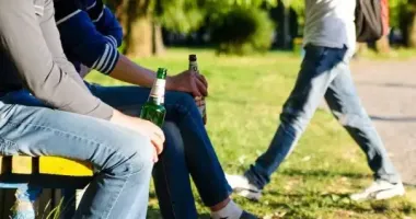 На Черкащині підлітки випивали в парку та гучно слухали російську музику: як їх покарали