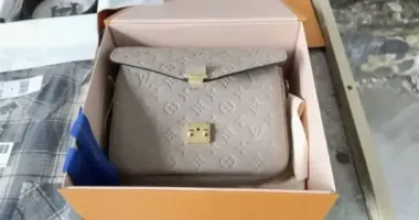 Chanel и Hermes из "Мерседес": на Львовщине обнаружили контрабанду брендовой одежды и украшений