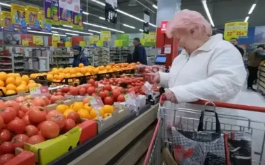 Овощной салат уже по карману: на рынке подешевели отечественные тепличные помидоры