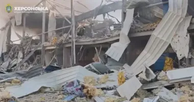 Россияне ударили КАБами по центру Херсона: есть жертва и раненые