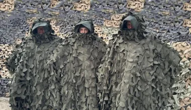 Защита от тепловизоров: ГПСУ получила "плащи-невидимки" и показала их в действии (видео)