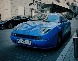 "Ferrari для бедных": в Киеве заметили редкий и необычный итальянский спорткар 90-х (фото)