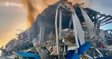 Атака на Херсон: п'ятьох людей поранено, рятувальники показали наслідки