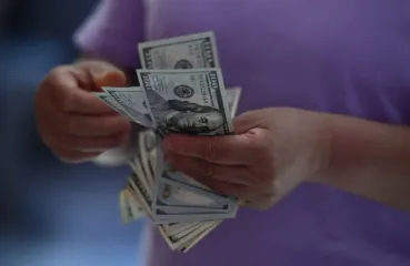 Доллар теряет, евро набирает обороты. Что с валютой в апреле и как может измениться курс гривны