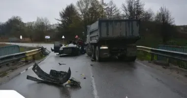 ДТП на Львівщині: легковик розбився вщент, є загиблий та постраждала
