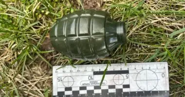 В Киеве мужчина угрожал соседу ножом и гранатой
