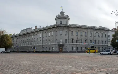 Чернігівців образили слова начальника МВА, на знак протесту вони насадили квіти у сотні дворів