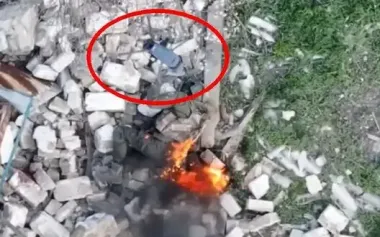 Ukrainian drone "observes" occupier, who is engulfed in fire. VIDEO