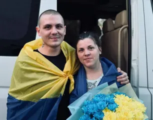 Увиделись в автобусе: мать и сын с "Азовстали" три года находились в российском плену