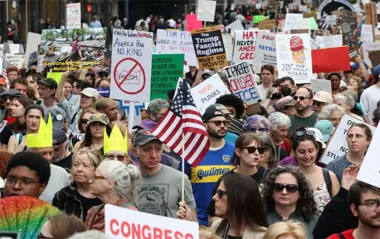 "Импичмент и устранение": США охватили массовые протесты против Трампа