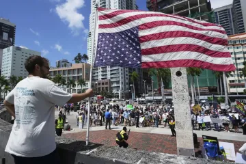 В США прошли многотысячные митинги против политики Трампа (фото, видео)