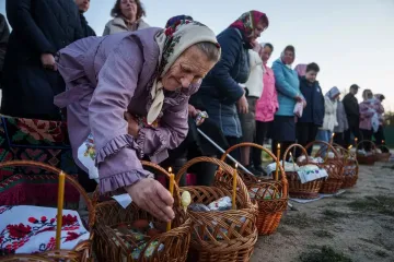 Ukrainians gather together to mark Easter with little faith in ceasefire with Russia
