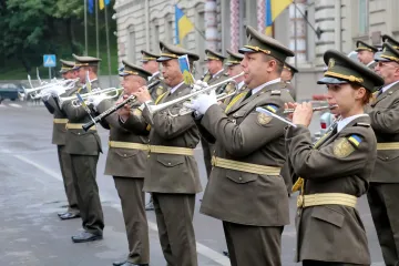 Делать тату и поддерживать моральный дух военных: каких необычных специалистов ищут в ВСУ