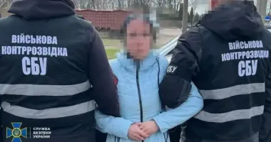 На Чернігівщині затримали агентку РФ, яка встановлювала "відеопастки" для ударів по ешелонах ЗСУ