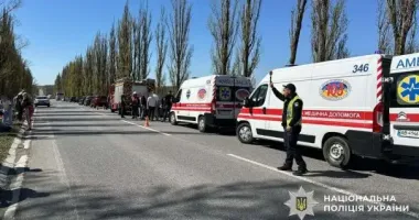 На Винниччине рейсовый автобус врезался в дерево: есть жертва и 6 пострадавших