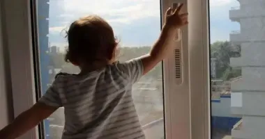 Мать была нетрезвой: во Львовской области 4-летняя девочка выпала из окна
