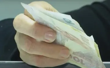 Украинцам раздадут почти по 11 000 гривен: кто в списках на выплаты